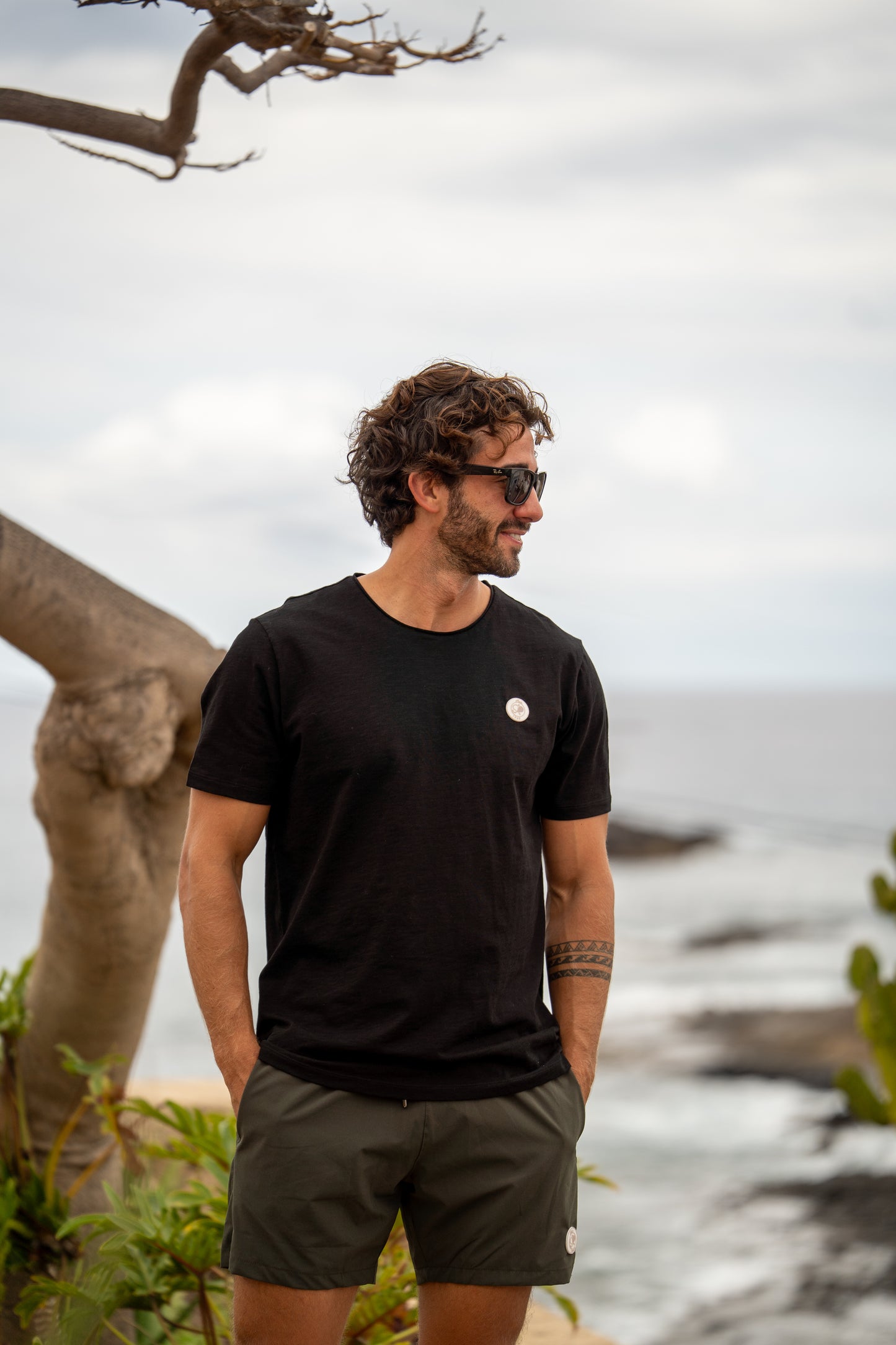 T-shirt noir abajo