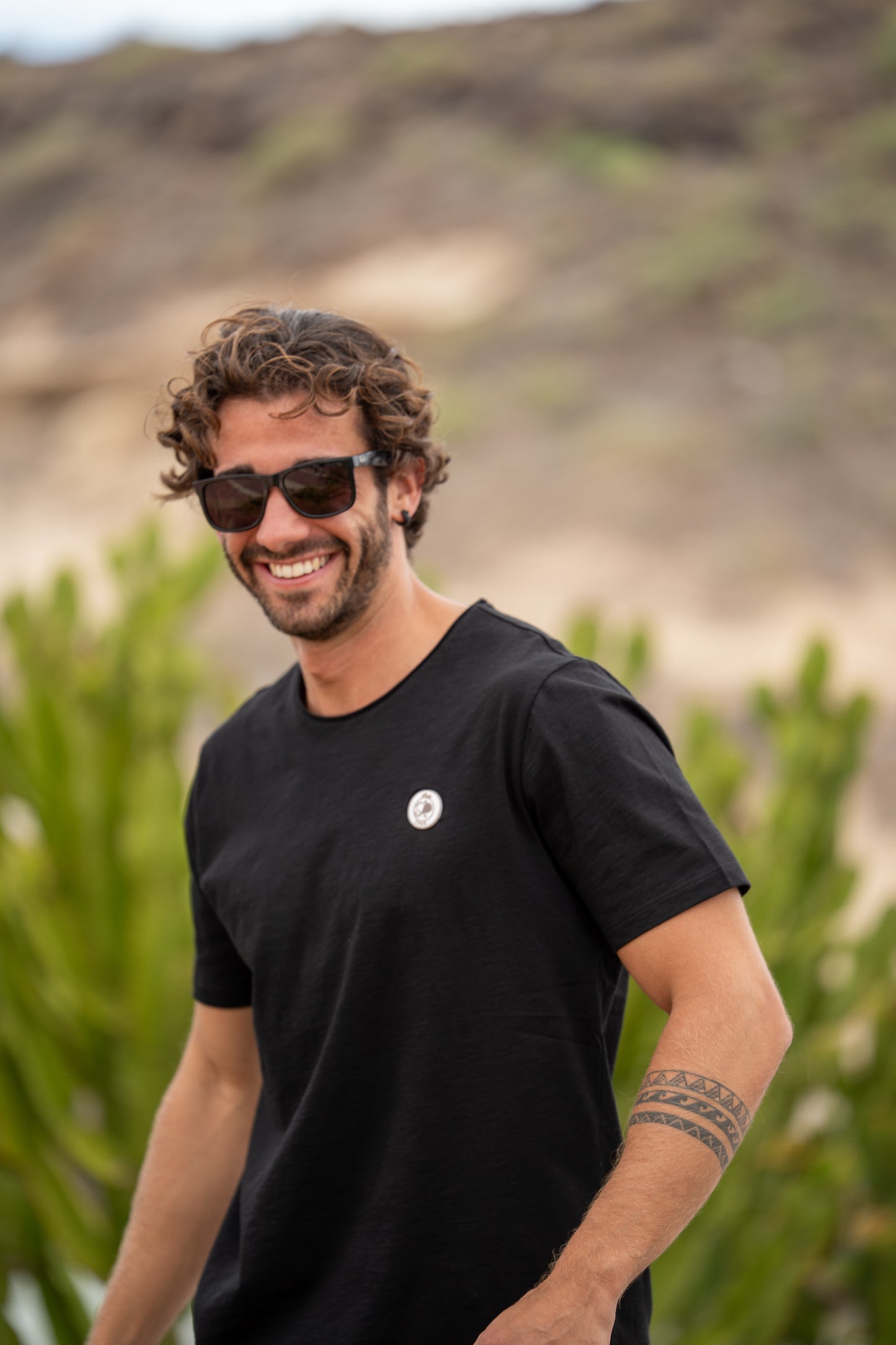 T-shirt noir abajo