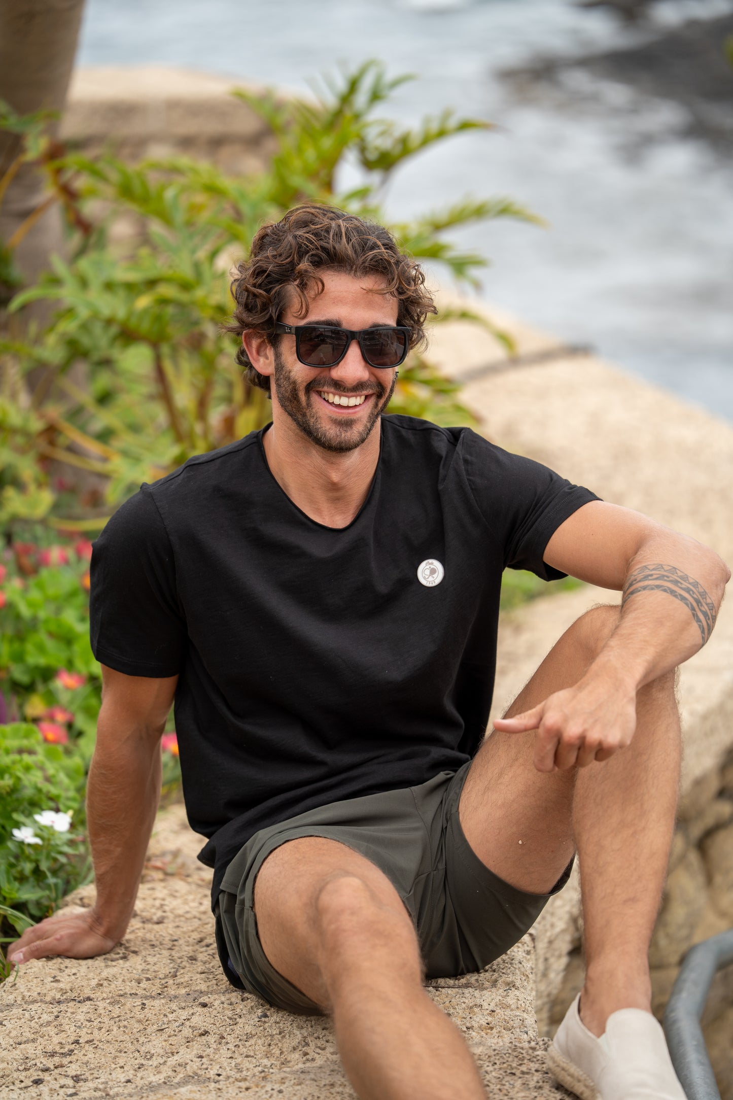 T-shirt noir abajo