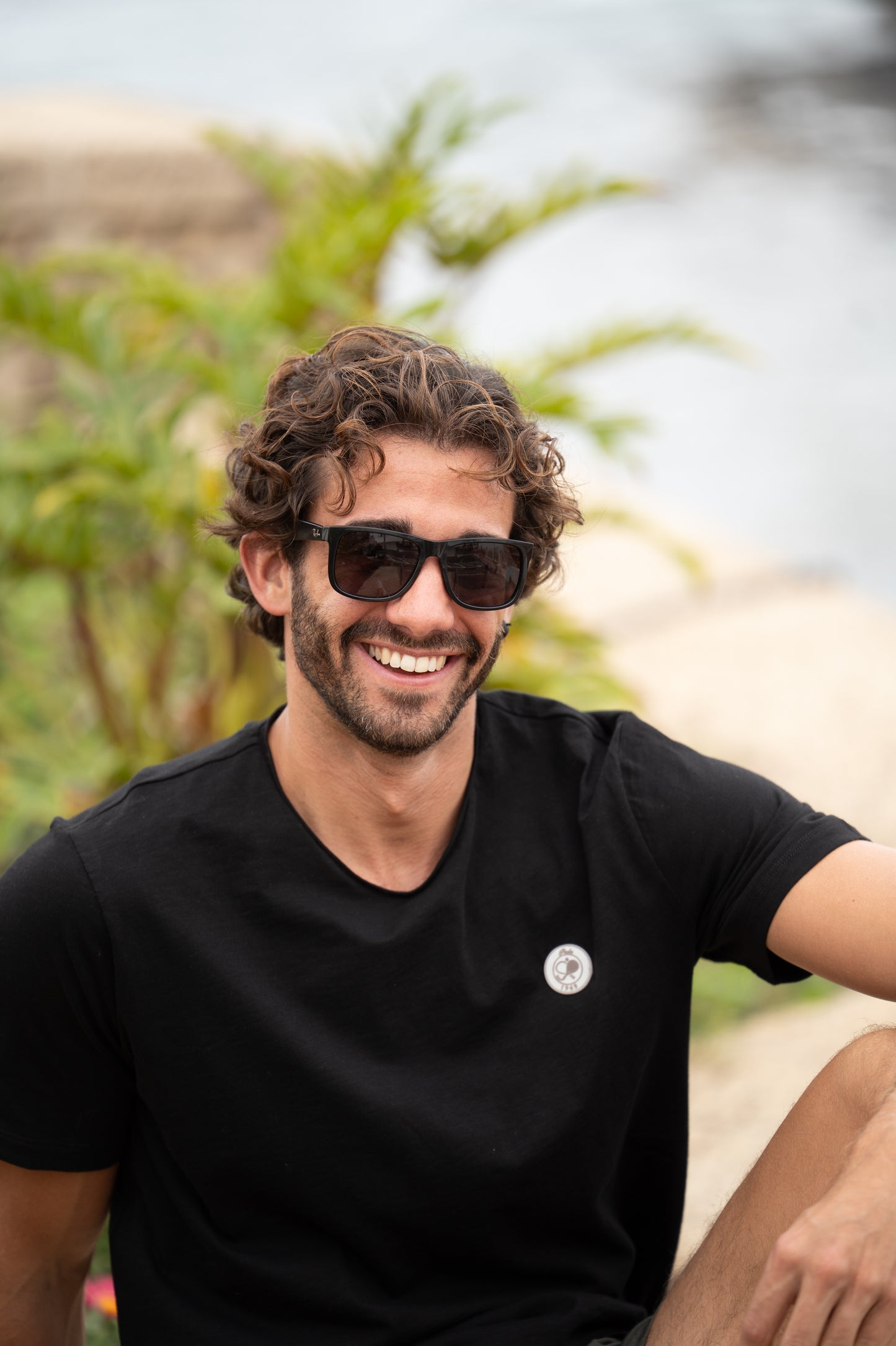 T-shirt noir abajo