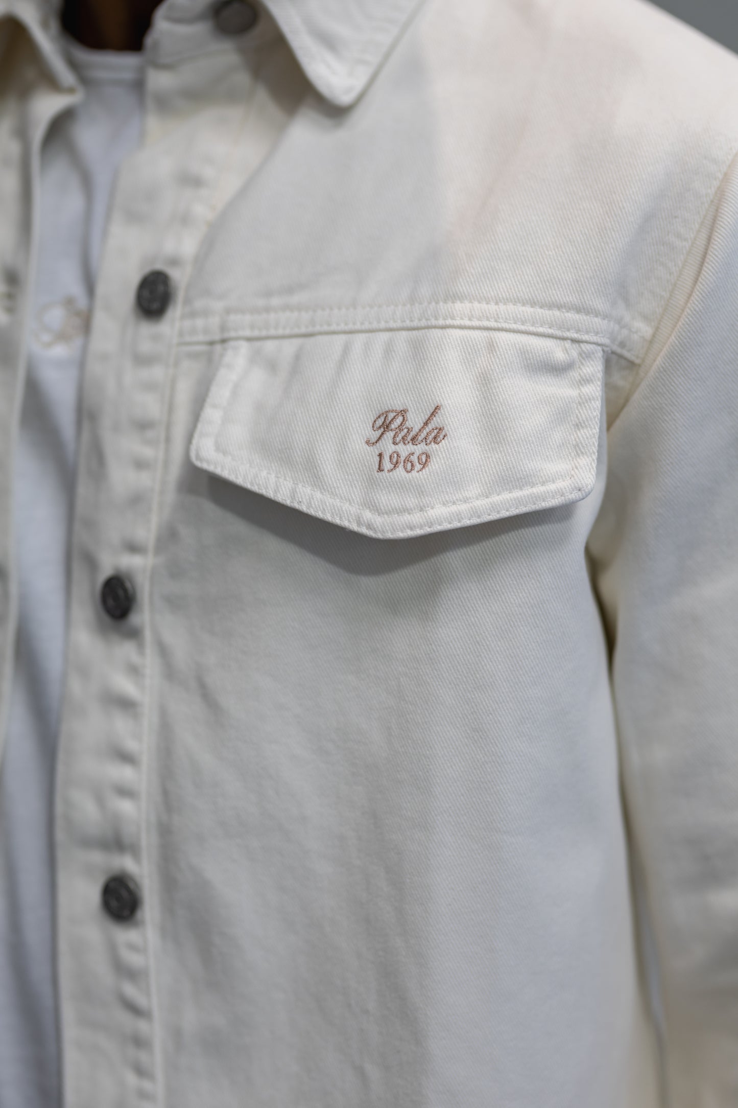 Veste sur chemise jeans